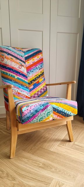 Quilt Upholstered Chair, Patchwork Furniture, Upcycle Chair, Patchwork Chair, Apt Ideas, Quilt As You Go, Sofa Sets, Patchwork Quilting, Upcycled Furniture