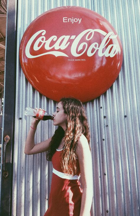 Coca Cola Photoshoot, Coca Cola Aesthetic, Cola Aesthetic, La Girl Aesthetic, Aesthetic Photoshoot Ideas, Film Portrait, World Of Coca Cola, Hollywood Model, Photo Prompts