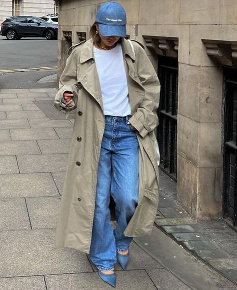 Baseball Cap And Trench Coat, Vintage Trench Coat Outfit, Denim Baseball Cap Outfit, Uni Student Outfit, Barcelona Fits, Celine Denim, Baseball Cap Outfits, Holiday Ootd, Baseball Outfits