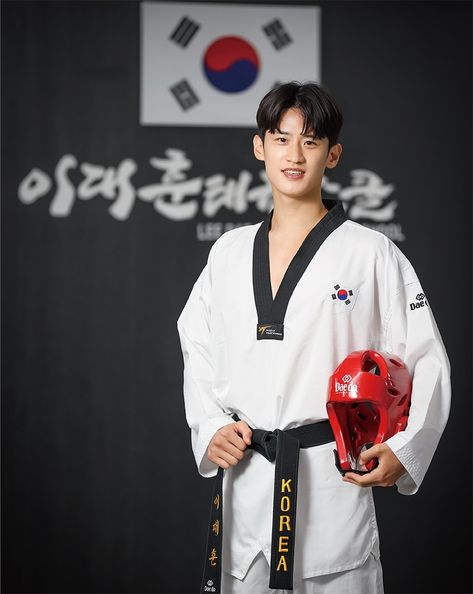 Taekwondo Korea, Taekwondo Aesthetic, Korean Taekwondo, Taekwondo Belt, Taekwondo Belts, Martial Arts Anime, Judo, Taekwondo, Cristiano Ronaldo