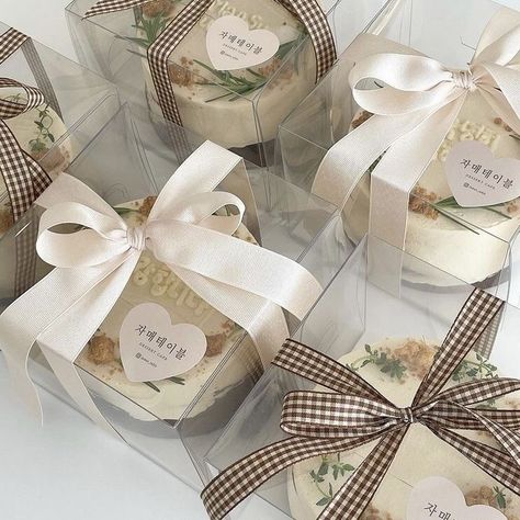 Bento Cake Packaging Ideas, Bento Cake Packaging, Mini Cake Packaging Ideas, Cake Boxes Packaging, Xmas Hampers, Deserts Cupcakes, Eid Cake, Baking Packaging, Korean Cake