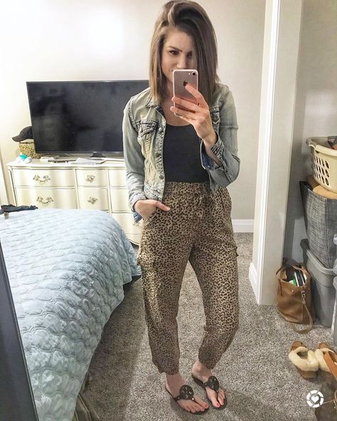 Leopard Joggers Outfit, Cute Christmas Outfits, Joggers Outfit, Fall Clothes, Printed Joggers, Closet Space, Fall Winter Outfits, Comfortable Outfits, Comfy Outfits