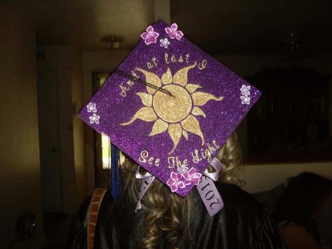 Tangled Graduation Cap Lala Land Graduation Cap, Tangled Graduation Cap, Disney Tangled Tattoo, Tangled Hoco, Seniors Jacket, Decorated Grad Caps, Cap Decorating Ideas, Senior Year Diy, Cap Decoration Ideas