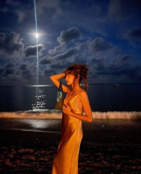 Beach Dress Photoshoot, Florida Pics, Inspiration Portrait, Beautiful Photoshoot Ideas, Summer Picture Poses, Beach At Night, Beach Night, Beach Pictures Poses, Insta Ideas