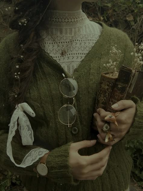 Cottage Core Aesthetic Outfit, Green Academia Aesthetic, Witch Aesthetic Fashion, Green Witch Aesthetic, October Girl, Cute Profile, Green Academia, Books Fashion, Cottage Witch