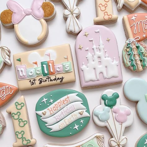 Let’s Make Something Sweet! on Instagram Disney Inspired Desserts, Disneyland Birthday Cookies, Disneyland Cookies Decorated, Disney Decorated Cookies, Disney Birthday Cookies, Disney Cookies Decorated, Disneyland Cookies, Happiest Birthday On Earth, Disney Ice Cream