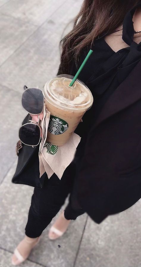 Starbucks Coffee Instagram Story, Starbucks Poses, Starbucks Photoshoot Ideas, Starbucks Pics, Coffee Shoot, Starbucks Pictures, Starbucks Latte, Vision 2024, Inspiration Portrait