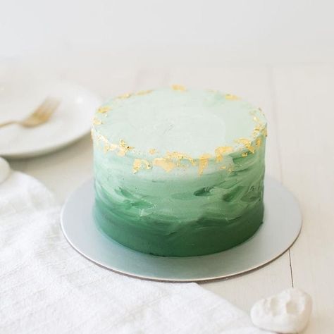 Green 1st Birthday Cake, Emerald Cake Birthday, Ombre Green Cake, Emerald Green Cake Birthday, Green Cake Design Simple, Green Smash Cake, Emerald Green Birthday Cake, Pastel Green Cake, Green Cake Birthday