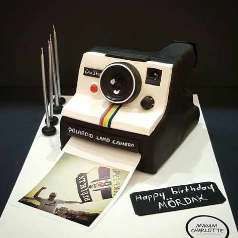 Polaroid Cake Ideas, Cake Polaroid, Polaroid Cake, October Cake, Polaroid Party, Camera Cake, Camera Cakes, Sweet Sixteen Birthday Party Ideas, Realistic Cakes