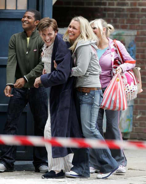 PHOTO OF THE DAY - 15th November 2015: David Tennant on set of Doctor Who with Billie Piper, Noel Clarke & Camille Coduri (2005) Doctor Who Cast, Rose And The Doctor, Doctor Who 10, Donna Noble, Billie Piper, Amy Pond, 10th Doctor, 11th Doctor, Rose Tyler