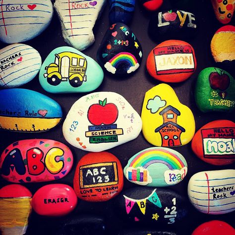 Books, school supply, blackboard, notes, rainbow, school, school bus, apple, ruler School Rock Painting Ideas, Back To School Painted Rocks, Teacher Rocks, Back To School Pictures, Books School, Rock Gifts, School Painting, Painted Rocks Diy, Rock Painting Patterns