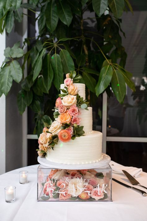 Clear Cake Stand With Flowers, Wedding Cake On Acrylic Stand, Acrylic Cake Stand With Flowers, Acrylic Wedding Cake Stand, Cake Stand With Flowers, Wedding Cake Stand Decor, Icing Wedding Cake, Coral Ranunculus, Plaas Troue