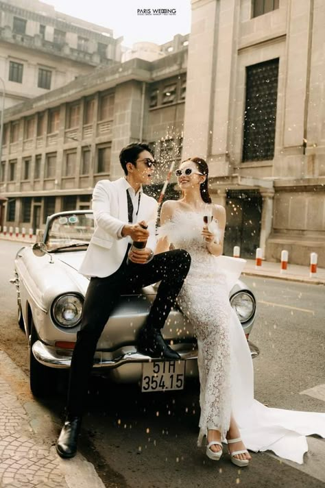 Classic Pre Wedding Photoshoot, Vintage Pre Wedding Shoot, Prewedding Outfit Ideas, Photo Poses Outdoor, Pre Wedding Photoshoot Ideas, Pre Wedding Photoshoot Theme, Wedding Shoot Ideas, Prenup Photos Ideas, Wedding Photoshoot Ideas