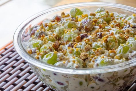 Creamy Grape Salad, Chicken Main Course, Grape Salad Recipe, Trisha Yearwood Recipes, Side Dishes For Chicken, Grape Salad, Trisha Yearwood, Summer Side Dishes, Crunchy Pecans