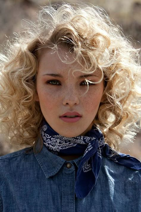 Curly Fringe, Curly Blonde Hair, Hair Romance, Blonde Curly Hair, Medium Curly Hair Styles, Haircuts For Curly Hair, Hairstyle Trends, Curly Hair With Bangs, Curly Hair Cuts