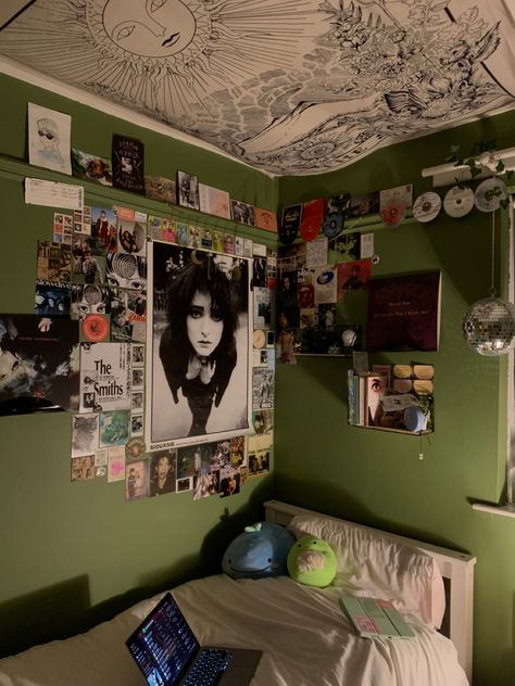 Alt Decorated Room, Alternative Dorm Room Ideas, Cosy Dorm Room, Alternative Dorm Room, Punk Dorm Room, Alternative Room Ideas, Alt Bedroom Ideas, Wednesday Room, Aesthetic Grunge Bedroom