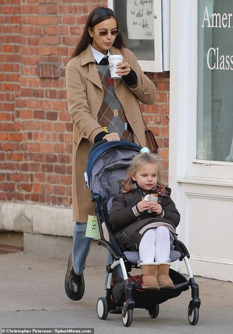 Irina Shayk Daughter, Irina Shayk Casual, Irina Shayk Pregnant, Tan Overcoat, Irina Shayk Trench Coat, Irina Shayk Backstage, Irina Shayk Style, Gigi Hadid Looks, Mommy Baby