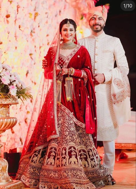 Reception Dress For Groom Indian, Bridal Lehenga Red Royal, Bride And Groom Indian Wedding Outfit, Lehenga Designs 2023, Groom Indian Wedding Outfits, Marriage Photoshoot, Red Bridal Lehenga, Photography Hacks, Indian Wedding Poses