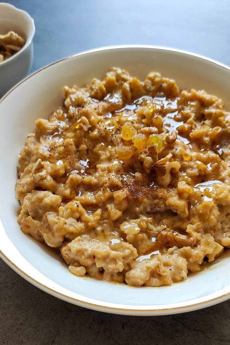 Pumpkin oatmeal - under 15 minutes breakfast recipe Cooked Oatmeal Recipes, Oatmeal Ideas, Healthy Oatmeal Recipes, Pumpkin Breakfast, Breakfast Oatmeal, Weight Watchers Breakfast, Oatmeal Recipe, Pumpkin Oatmeal, Banana Oatmeal