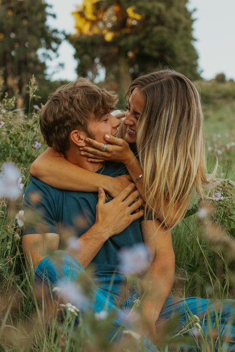 Two Couple Photoshoot, Engagements Pictures Poses, End Of Summer Couple Photoshoot, Couples Photoshoot Greenery, Flirty Couple Photos, Couples Photoshoot Detail Shots, Country Fall Couple Pictures, Photoshoot Outfits Plus Size, Photoshoot Ideas Boyfriends