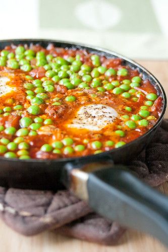 Portuguese-Style Braised Peas with Eggs Portugal Food, Portuguese Cuisine, Portuguese Recipes, Food Items, Skillet, Peas, Stove, Main Dishes, Food Blog