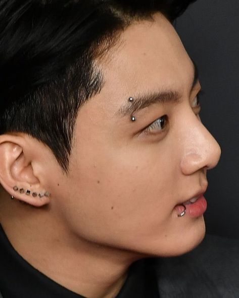 Jungkook Eyebrow Piercing, Jungkook Piercing, Jungkook Details, Lip Piercing Ring, Bleached Eyebrows, Cool Piercings, Facial Piercings, Eyebrow Piercing, How To Color Eyebrows