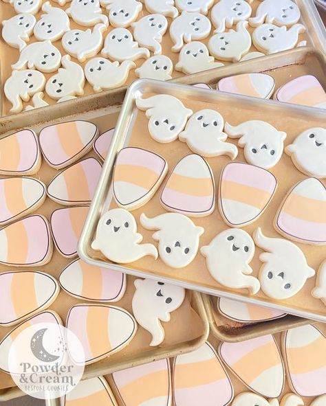 Cookies Party Favors, Corn Cookies, Halloween Sugar Cookies Decorated, Halloween Fiesta, October Baby Showers, Candy Corn Cookies, Ghost Cake, Cookies Halloween, Cookies Party