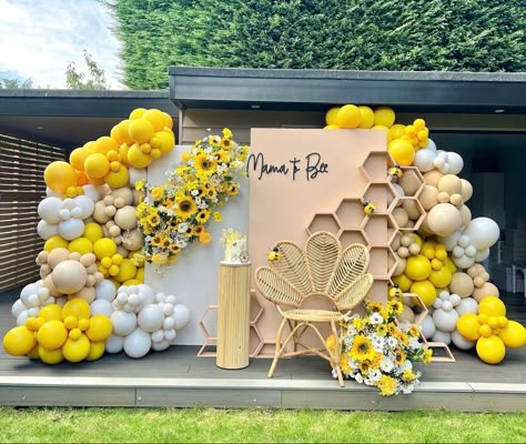 Bee Baby Shower Balloons, Mama To Bee, Sunflower Birthday Parties, Bee Balloon, Baby Shower Balloon Arch, Honey Bee Baby Shower, Deco Ballon, Bee Birthday Party, Baby Shower Theme Decorations