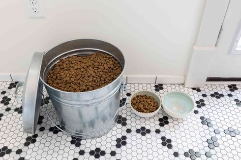 You feed your dog at least twice a day, so where you keep your dog food should be convenient, but aesthetic. We've found 10 creative ways to stow away dog food. Dog Food Storage Ideas, Food Storage Ideas, Dog Nook, Dog Food Storage Containers, Dog Storage, Dog Food Container, Clever Dog, Pet Food Storage, Storage Idea