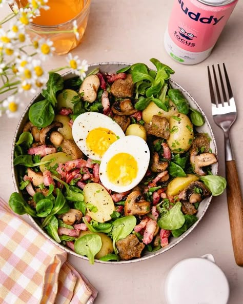 Assiette de salade campagnarde aux lardons, pommes de terre, champignons, croûtons et oeufs Vegetable Pasta, French Cooking, How To Cook Pasta, Summer Recipes, Sandwiches, Lunch Box, Food And Drink, Pasta, Diet