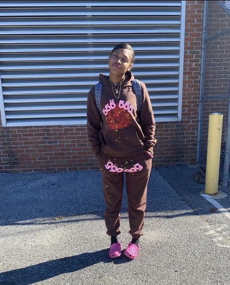 Brown Spider Hoodie Outfit, Hoodie And Crocs Outfit, Brown Sweatsuit Outfit, Brown And Pink Hoodie, Brown Sweatpants Outfits, Pink Hoodie Outfit, Hoddies Outfits, Outfit Sweatpants, Sweatsuit Outfit