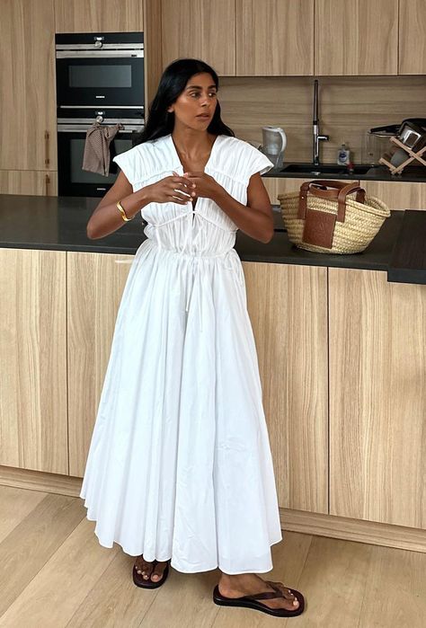 White Flip Flops Outfit, Minimal Summer Outfits, Flip Flops Outfit, Flops Outfit, White Dress Outfit, Shoe Trend, White Flip Flops, The Upper East Side, White Slip Dress