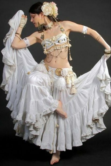 Arabian Clothing Woman, Belly Dancer Outfits, Arabian Dress, Dancer Pose, Belly Dance Outfit, Dancers Outfit, Dance Outfit, Belly Dance Costume, Bride Photo