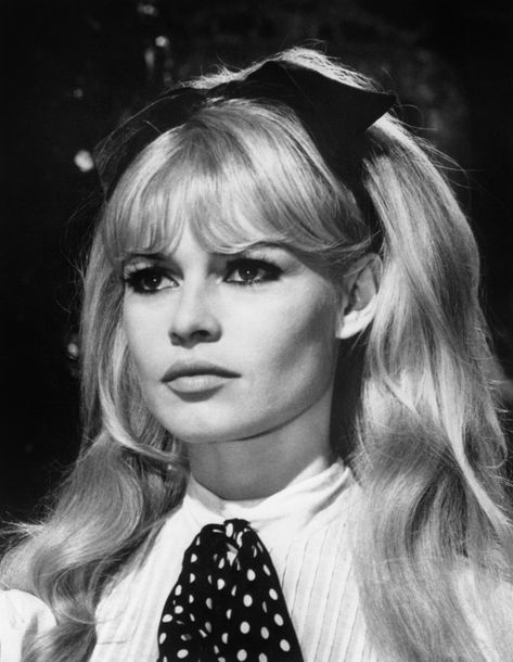 As if bows aren’t hard enough to pull off, Brigitte Bardot makes it work with two. // #Beauty Brigitte Bardot Hair, Vogue Video, Bardot Bangs, Famous Blondes, Bardot Hair, Bridgette Bardot, 1960s Hair, 60s Hair, Bridget Bardot