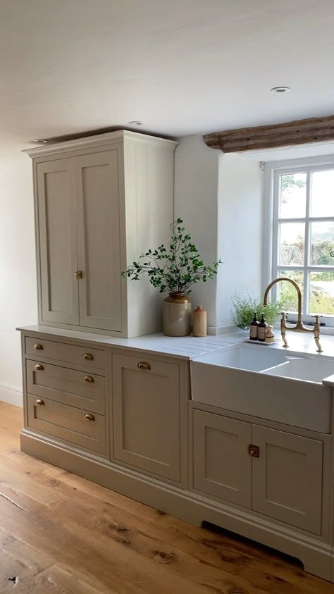 figtree.farm on Instagram: I’m not sure I could love this space more if I tried 😍❤️. I promise I’ll show you around the kitchen very soon - the other side is very… Uk Country Kitchen, Low Level Kitchen Units Only, Small Cottage Interiors Kitchen, Stone Coloured Kitchen Cabinets, White Company Kitchen, Kitchen Units Ideas, Cotswolds Kitchen, Small Country Kitchen Ideas, Cosy Kitchen Ideas