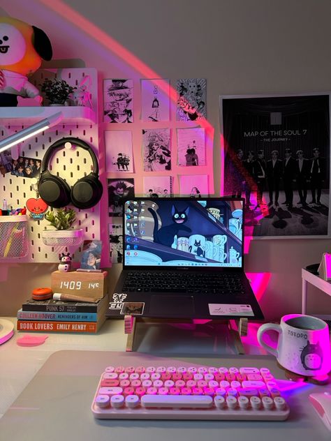 #kawaii #desk #desksetup #girly #study #student #vibes #cutestuff Girly Desk Setup, Gaming Laptop Setup, Pink Setup, Kawaii Desk, Study Desk Decor, Gamer Setup, Apartment Makeover, Gaming Setups, Office Room Decor