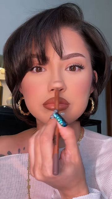 ashley nicole quiroz on Instagram: "Button nose hack that’s supposed to be easy-peasy 🤔 inspired by: @briclv . . . . . #nosecontour #trendingmakeup #makeuphack #contour @makeupforever #makeuptips" Contour Button Nose, Button Nose Contour, Ashley Quiroz, Ashley Nicole, Button Nose, Nose Contouring, Nail Room, Black Women Makeup, Women Makeup