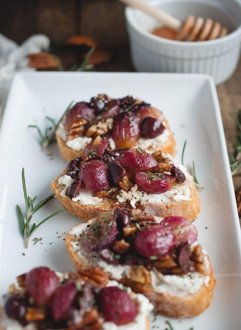 With roasted grapes, goat cheese, rosemary, and pecans piled high on crostini, this appetizer is bursting with flavor and is a crowd pleaser at any event! #roastedgrapecrostini #appetizer Appetizers Vegetarian, Roasted Grapes, Goat Cheese Crostini, Crostini Appetizers, Costco Meals, Appetizer Meatballs, Make Ahead Appetizers, Wine Tasting Party, Recipes Appetizers