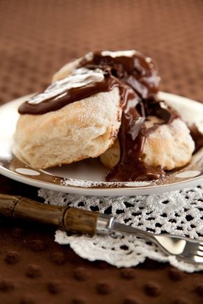 I just saw this on a Paula Deen episode on the Food Network. She said people in KY and TN made it. I’m from Western KY and I never knew anyone that made it. But here’s Paula’s recipe that she poure… Chocolate Gravy And Biscuits, Chocolate Gravy Recipe, Gravy And Biscuits, All American Food, Chocolate Gravy, Paula Dean, Sweet Breakfast Treats, Paula Deen Recipes, Gravy Recipe