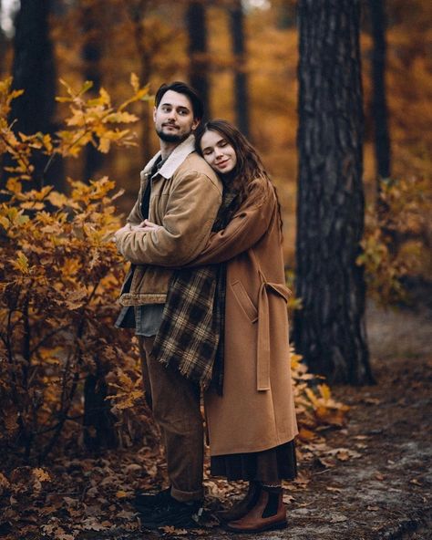 Couple Fall Photoshoot, Autumn Photography Portrait, Fall Date Ideas, Fall Couple Pictures, Fall Photoshoot Ideas, Portret Feminin, Fall Couple Photos, Fall Engagement Pictures, Fall Portraits