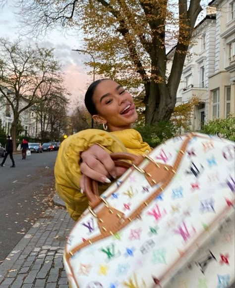 dionne davenport aesthetic | clueless Edie Rose, Estilo Madison Beer, Vintage Bar, Vintage Louis Vuitton, Instagram Inspo, Cute Bags, Strike A Pose, Fashion Photoshoot, Vintage Bags