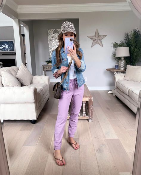 The perfect comfy outfit to run all the errands. Love the color of these joggers and the zippers at the hem. Click the pic to shop. Follow @lilacandlipgloss on IG for more outfit ideas Lilac Joggers Outfit, Linen Joggers Outfit, Running Errands Outfit, Errands Outfit, Purple Linen, Linen Joggers, Crz Yoga, Joggers Outfit, Comfy Outfit