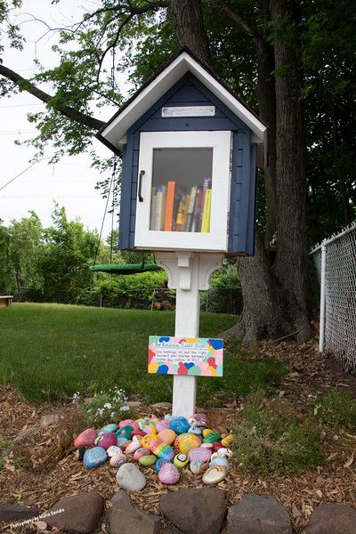 Slate Blue Little Free Library with the following sign: The Kindness Rock Project | One Message at just the right moment can change someone's entire day, outlook or life! 
Below are painted rocks with beautiful inscriptions. Little Free Library Painting Ideas, Little Library Painting Ideas, Free Little Library Ideas, Free Library Box Ideas, Little Library Ideas, Cottagecore Yard, Diy Little Free Library, Yard Library, Little Free Library Ideas