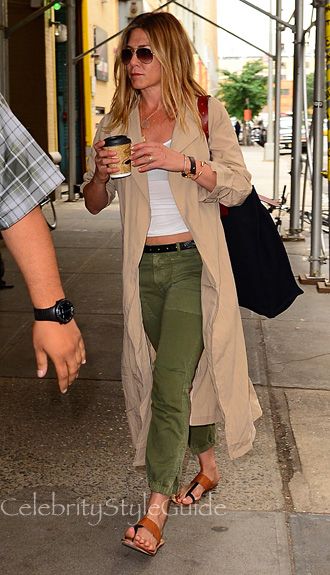 Jennifer Aniston Cargo Pants, Jen Aniston Outfits, Jennifer Aniston Wardrobe, Jennifer Aniston Summer Style, Jennifer Aniston Clothes, Jennifer Aniston Capsule Wardrobe, Jennifer Aniston Style Outfits Fashion, Jennifer Anniston Fashion, Military Green Pants Outfit