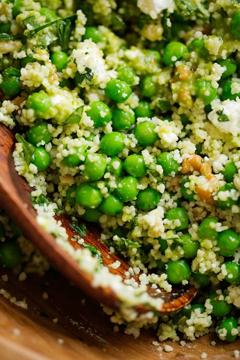 Couscous Salad Recipes, Basil Vinaigrette, Couscous Salat, Vinaigrette Recipe, Warm Salad, Couscous Recipes, Easy Camping Meals, Pea Salad, Couscous Salad