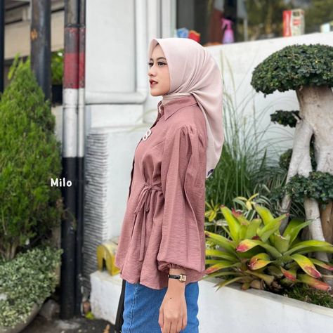 Material : Polo Linen Ukuran : LD : 100 cm P : 67 cm P. Lengan : 53 cm Deskripsi : - Bahan adem dan nyaman - Pergelangan tangan kerut - Kancing full aktif - Busui friendly - Model unik, ada aksen tali di samping - Lengan semi balon Ootd, Design