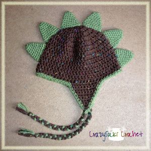 Instead of buying a ridiculously expensive Halloween costume for your little one, make homemade Halloween costumes instead. These Outrageously Easy Dinosaur Spikes are the perfect addition to a plain beanie that needs a little sprucing up. Dinosaur Hat Pattern, Crochet Dinosaur Hat, Corak Krusye, Skull Crochet, Crochet Dinosaur Patterns, Dinosaur Hat, Ear Flap Hats, Crochet Dinosaur, Crocheted Hat