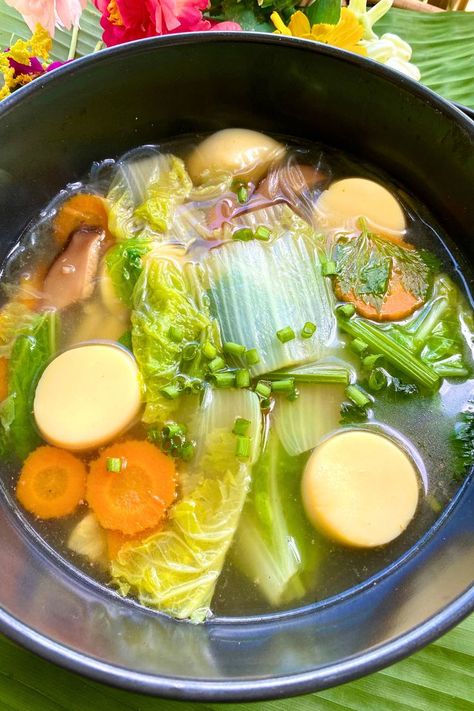 Healthy Thai vegetable soup, tom jued, in a black soup dish. Thai Vegetable Soup, Thai Cabbage, Cabbage And Carrots, Asian Soup Recipes, Carrot Noodles, Egg Tofu, Quick Appetizer, Healthy Bowl, Tofu Soup