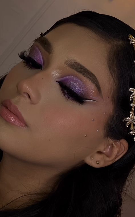 Lilac Prom Makeup Looks, Quince Purple Makeup, Purple Quinceanera Makeup, Maquillaje Color Lila Natural, Lavender Makeup Looks Prom, Quinceanera Makeup Purple, Quince Makeup Natural, Purple Quince Makeup, Makeup Morado