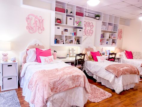 Sorority Bedroom, Sorority Dorm Room, Dorm Pink, Dorm Room Bathroom, Bama Rush, Sorority Room, Preppy Wall Collage, College Dorm Checklist, Pink Dorm Rooms